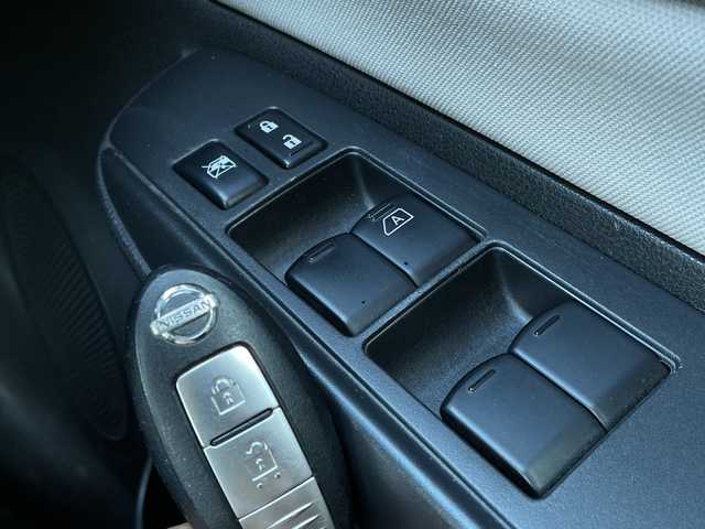 日産 ノート e－パワー X 青森県 2017(平29)年 13.1万km ブリリアントホワイトパール ワンオーナー/純正SDナビ・フルセグTV/CD・DVD・Bluetooth・SD/アラウンドビューモニター/エマージェンシーブレーキ/車線逸脱警報/フロント・バックソナー/ヒーター付ドアミラー/横滑り防止機能/ETC/ステアリングスイッチ/LEDヘッドライト/オートライト/フォグランプ/保証書・取扱書