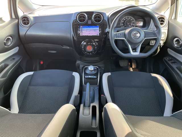 日産 ノート e－パワー X 青森県 2017(平29)年 13.1万km ブリリアントホワイトパール ワンオーナー/純正SDナビ・フルセグTV/CD・DVD・Bluetooth・SD/アラウンドビューモニター/エマージェンシーブレーキ/車線逸脱警報/フロント・バックソナー/ヒーター付ドアミラー/横滑り防止機能/ETC/ステアリングスイッチ/LEDヘッドライト/オートライト/フォグランプ/保証書・取扱書