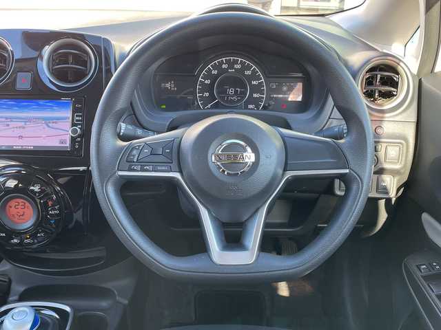 日産 ノート e－パワー X 青森県 2017(平29)年 13.1万km ブリリアントホワイトパール ワンオーナー/純正SDナビ・フルセグTV/CD・DVD・Bluetooth・SD/アラウンドビューモニター/エマージェンシーブレーキ/車線逸脱警報/フロント・バックソナー/ヒーター付ドアミラー/横滑り防止機能/ETC/ステアリングスイッチ/LEDヘッドライト/オートライト/フォグランプ/保証書・取扱書