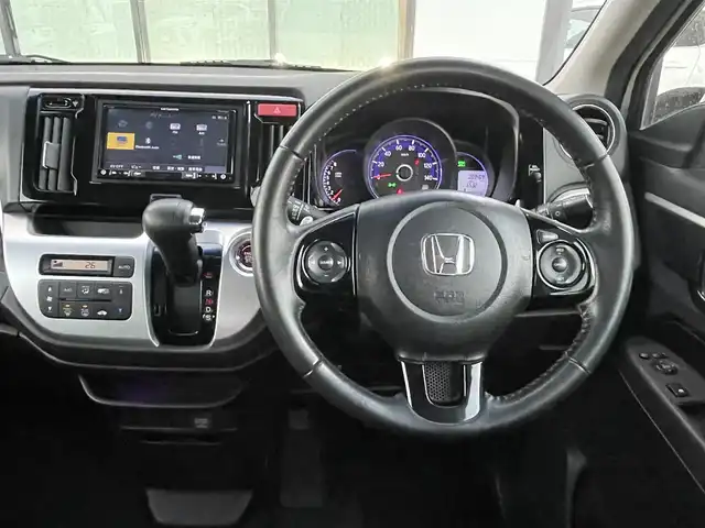 ホンダ Ｎ ＷＧＮ カスタム Gターボ SSクールPKG 香川県 2015(平27)年 8.4万km プレミアムホワイトパールⅡ 特別仕様車/→クオリティインテリア(プライムスムース＆ジャージコンビシート)/・バーガンディダブルステッチ/→インパネガーニッシュ/【レイヤードクリアパネル、シルバーライン】/→ドアライニング【表皮付】/→カスタムデザインバンパー【フロント/リア】/→運転席用iーSRSエアバック【連続容量変化タイプ】/→助手席用SRSエアバック/→VSA【ABS+TCS+横滑り抑制】/→カラードテールゲートスポイラー【連続容量変化タイプ】/→プラズマクラスターオートエアコン/→オートリトラミラー/→特別仕様車専用フロントグリル/→IRカット(遮熱)/UVカット機能付フロントウィンドウ/→IRカット(遮熱)/スーパーUVカットフロントドアガラス/→ハーフシェイド・フロントウィンドウ/→ディスチャージヘッドライト/→エマージェンシーストップシグナル/→アイドリングストップ/社外SDナビ/【フルセグTV/AM/FM/Bluetooth】/バックカメラ/革巻きステアリング/ステアリングリモコン/クルーズコントロール/パドルシフト/純正フロアマット/純正ドアバイザー/純正１４インチアルミホイール/プッシュスタート/ホンダスマートキーシステム