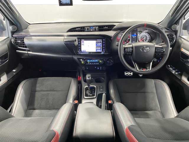トヨタ ハイラックス Z GRスポーツ 岐阜県 2024(令6)年 1.6万km アティチュードブラックマイカ ワンオーナー/ハードトノカバー（OP）/トヨタセーフティセンス/・プリクラッシュセーフティ【PCS】/・レーンディパーチャーアラート【LDA】/・レーダークルーズコントロール【ブレーキ制御付】/・ロードサインアシスト【RSA】/・先行車発進告知機能【TMN】/クリアランスソナー前後/純正8インチディスプレイオーディオ/全周囲カメラ/ハーフレザーシート/運転席パワーシート/LEDヘッドライト/フロントフォグランプ/本革巻きステアリング/シフトノブ/MTモード付AT/パドルシフト/アルミペダル/純正18インチAW/純正フロアマット（OP）/純正サイドバイザー（OP）/前後ドライブレコーダー（ZDR-058）/カロッツェリア製ETC