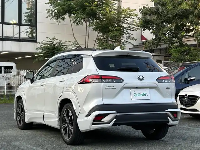 トヨタ カローラ クロス ハイブリッド Z 熊本県 2021(令3)年 3.7万km プラチナホワイトパールマイカ モデリスタエアロ/モデリスタ18インチAW/スカイルーフ/ワンオーナー/衝突軽減ブレーキ/レーンキープアシスト/プッシュスタート/純正ナビ/（フルセグTV・BTオーディオ）/全方位カメラ/ビルトインETC/前後ドライブレコーダー/レーダークルーズ/パワーバックドア/ルーフレール/右前席パワーシート/前席シートヒーター/LEDヘッドライト/オートライト/フォグライト/前後コーナーセンサー/横滑り防止装置/ウィンカーミラー/純正フロアマット/純正ドアバイザー/新車保証書/取扱説明書/スマートスペアキー×1本