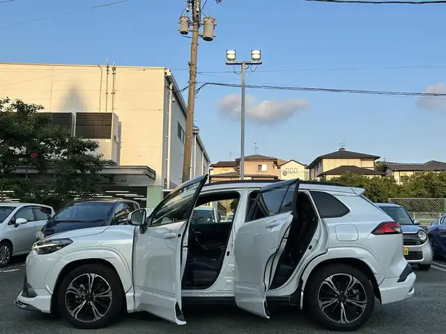 トヨタ カローラ クロス ハイブリッド Z 熊本県 2021(令3)年 3.7万km プラチナホワイトパールマイカ モデリスタエアロ/モデリスタ18インチAW/スカイルーフ/ワンオーナー/衝突軽減ブレーキ/レーンキープアシスト/プッシュスタート/純正ナビ/（フルセグTV・BTオーディオ）/全方位カメラ/ビルトインETC/前後ドライブレコーダー/レーダークルーズ/パワーバックドア/ルーフレール/右前席パワーシート/前席シートヒーター/LEDヘッドライト/オートライト/フォグライト/前後コーナーセンサー/横滑り防止装置/ウィンカーミラー/純正フロアマット/純正ドアバイザー/新車保証書/取扱説明書/スマートスペアキー×1本