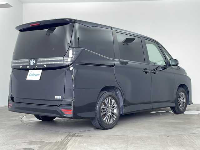 トヨタ ヴォクシー ハイブリッド S－G 鹿児島県 2022(令4)年 4.2万km アティチュードブラックマイカ 純正ディスプレイオーディオ/(BT/CD/DVD/AM/FM/フルセグTV)/純正14インチフリップダウンモニター/パノラミックビューモニター/トヨタセーフティセンス/両側パワースライドドア/プリクラッシュセーフティ/レーンディパーチャーアラート/オートマチックハイビーム/前席シートヒーター/パーキングアシスト/クリアランスソナー/レーダークルーズコントロール/HDMI端子/バックカメラ/純正ビルトインETC2.0/純正16インチアルミホイール/純正フロアマット/純正LEDヘッドライト/革巻きステアリング/ステアリングスイッチ/スペアキー/保証書/取扱説明書