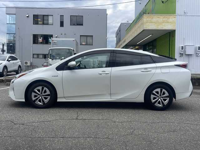 トヨタ プリウス A 福井県 2016(平28)年 11.6万km ホワイトパールクリスタルシャイン ワンオーナー /社外メモリナビゲーション/（CD/DVD）/バックカメラ/ワンセグテレビ/プリクラッシュセーフティ/レーンキープアシスト/アダプティブクルーズコントロール/ヘッドアップディスプレイ/パーキングアシスト/ブラインドスポットモニター/クリアランスソナー /純正15インチアルミホイール/オートリトラミラー /オートハイビーム/LEDヘッドライト/LEDフォグランプ/オートライト/ETC/ステアリングリモコン/プッシュスタート/スマートキー/保証書/取扱説明書