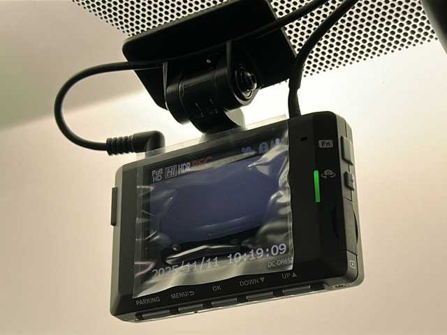 トヨタ ヤリスクロス ハイブリッド 宮城県 2021(令3)年 3.7万km ブラックマイカ/ホワイトパールクリスタルシャイン 2トーン 禁煙車/トヨタセーフティーセンス/・プリクラッシュセーフティーシステム/・レーダークルーズコントロール/・レーントレーシングアシスト/・パーキングサポートブレーキ/・オートマチックハイビーム/・クリアランスソナー/・ロードサインアシスト/アドバンストパーキングアシスト/ヘッドアップディスプレイ/純正8インチディスプレイオーディオ/（BT.AM.FM.USB.Miracast）/バックカメラ/フルセグテレビ/ビルトインETC/前後ドライブレコーダー/前席シートヒーター/運転席パワーシート/ハーフレザーシート/電動リアゲート/AUTOHOLD/ステアリングヒーター/革巻きステアリング/ステアリングスイッチ/プッシュスタート/スマートキー/スペアキー/純正フロアマット/純正18インチアルミホイール/LEDヘッドライト/横滑り防止機能/アイドリングストップ/コーナーセンサー