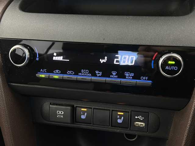 トヨタ ヤリスクロス ハイブリッド 宮城県 2021(令3)年 3.7万km ブラックマイカ/ホワイトパールクリスタルシャイン 2トーン 禁煙車/トヨタセーフティーセンス/・プリクラッシュセーフティーシステム/・レーダークルーズコントロール/・レーントレーシングアシスト/・パーキングサポートブレーキ/・オートマチックハイビーム/・クリアランスソナー/・ロードサインアシスト/アドバンストパーキングアシスト/ヘッドアップディスプレイ/純正8インチディスプレイオーディオ/（BT.AM.FM.USB.Miracast）/バックカメラ/フルセグテレビ/ビルトインETC/前後ドライブレコーダー/前席シートヒーター/運転席パワーシート/ハーフレザーシート/電動リアゲート/AUTOHOLD/ステアリングヒーター/革巻きステアリング/ステアリングスイッチ/プッシュスタート/スマートキー/スペアキー/純正フロアマット/純正18インチアルミホイール/LEDヘッドライト/横滑り防止機能/アイドリングストップ/コーナーセンサー