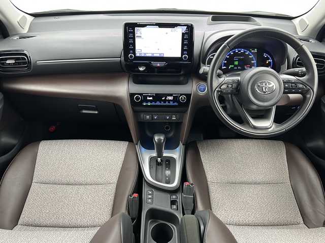 トヨタ ヤリスクロス ハイブリッド 宮城県 2021(令3)年 3.7万km ブラックマイカ/ホワイトパールクリスタルシャイン 2トーン 禁煙車/トヨタセーフティーセンス/・プリクラッシュセーフティーシステム/・レーダークルーズコントロール/・レーントレーシングアシスト/・パーキングサポートブレーキ/・オートマチックハイビーム/・クリアランスソナー/・ロードサインアシスト/アドバンストパーキングアシスト/ヘッドアップディスプレイ/純正8インチディスプレイオーディオ/（BT.AM.FM.USB.Miracast）/バックカメラ/フルセグテレビ/ビルトインETC/前後ドライブレコーダー/前席シートヒーター/運転席パワーシート/ハーフレザーシート/電動リアゲート/AUTOHOLD/ステアリングヒーター/革巻きステアリング/ステアリングスイッチ/プッシュスタート/スマートキー/スペアキー/純正フロアマット/純正18インチアルミホイール/LEDヘッドライト/横滑り防止機能/アイドリングストップ/コーナーセンサー