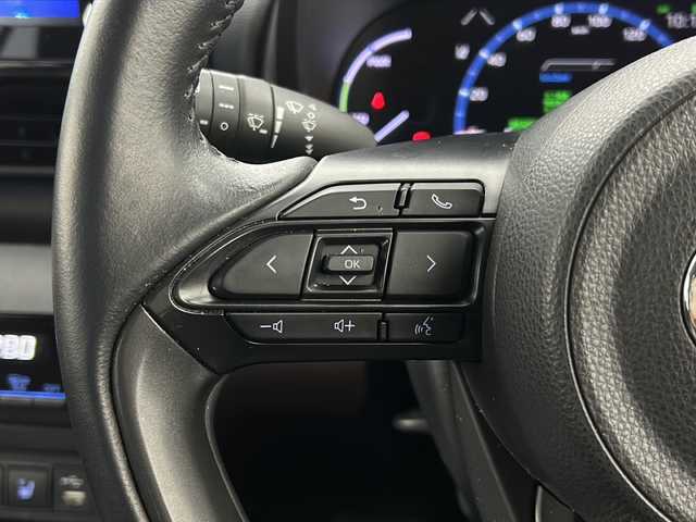 トヨタ ヤリスクロス ハイブリッド 宮城県 2021(令3)年 3.7万km ブラックマイカ/ホワイトパールクリスタルシャイン 2トーン 禁煙車/トヨタセーフティーセンス/・プリクラッシュセーフティーシステム/・レーダークルーズコントロール/・レーントレーシングアシスト/・パーキングサポートブレーキ/・オートマチックハイビーム/・クリアランスソナー/・ロードサインアシスト/アドバンストパーキングアシスト/ヘッドアップディスプレイ/純正8インチディスプレイオーディオ/（BT.AM.FM.USB.Miracast）/バックカメラ/フルセグテレビ/ビルトインETC/前後ドライブレコーダー/前席シートヒーター/運転席パワーシート/ハーフレザーシート/電動リアゲート/AUTOHOLD/ステアリングヒーター/革巻きステアリング/ステアリングスイッチ/プッシュスタート/スマートキー/スペアキー/純正フロアマット/純正18インチアルミホイール/LEDヘッドライト/横滑り防止機能/アイドリングストップ/コーナーセンサー