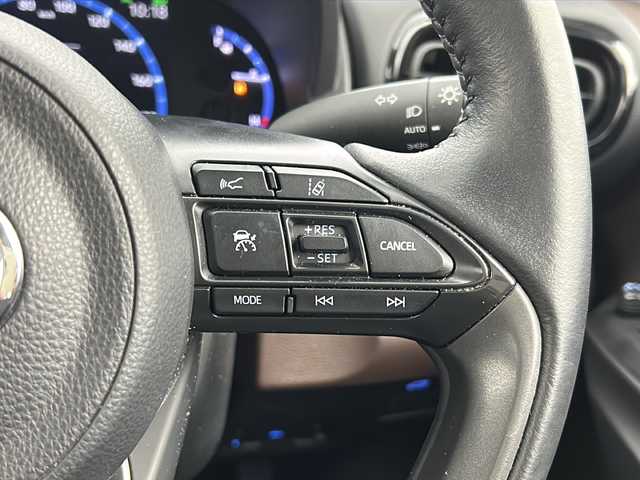 トヨタ ヤリスクロス ハイブリッド 宮城県 2021(令3)年 3.7万km ブラックマイカ/ホワイトパールクリスタルシャイン 2トーン 禁煙車/トヨタセーフティーセンス/・プリクラッシュセーフティーシステム/・レーダークルーズコントロール/・レーントレーシングアシスト/・パーキングサポートブレーキ/・オートマチックハイビーム/・クリアランスソナー/・ロードサインアシスト/アドバンストパーキングアシスト/ヘッドアップディスプレイ/純正8インチディスプレイオーディオ/（BT.AM.FM.USB.Miracast）/バックカメラ/フルセグテレビ/ビルトインETC/前後ドライブレコーダー/前席シートヒーター/運転席パワーシート/ハーフレザーシート/電動リアゲート/AUTOHOLD/ステアリングヒーター/革巻きステアリング/ステアリングスイッチ/プッシュスタート/スマートキー/スペアキー/純正フロアマット/純正18インチアルミホイール/LEDヘッドライト/横滑り防止機能/アイドリングストップ/コーナーセンサー