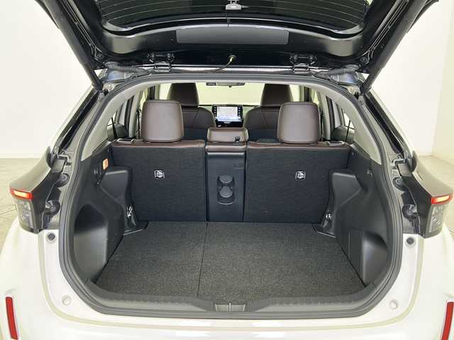 トヨタ ヤリスクロス ハイブリッド 宮城県 2021(令3)年 3.7万km ブラックマイカ/ホワイトパールクリスタルシャイン 2トーン 禁煙車/トヨタセーフティーセンス/・プリクラッシュセーフティーシステム/・レーダークルーズコントロール/・レーントレーシングアシスト/・パーキングサポートブレーキ/・オートマチックハイビーム/・クリアランスソナー/・ロードサインアシスト/アドバンストパーキングアシスト/ヘッドアップディスプレイ/純正8インチディスプレイオーディオ/（BT.AM.FM.USB.Miracast）/バックカメラ/フルセグテレビ/ビルトインETC/前後ドライブレコーダー/前席シートヒーター/運転席パワーシート/ハーフレザーシート/電動リアゲート/AUTOHOLD/ステアリングヒーター/革巻きステアリング/ステアリングスイッチ/プッシュスタート/スマートキー/スペアキー/純正フロアマット/純正18インチアルミホイール/LEDヘッドライト/横滑り防止機能/アイドリングストップ/コーナーセンサー