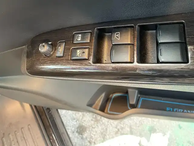 日産 エルグランド 250ハイウェイスター 大阪府 2011(平23)年 6万km ファントムブラック ”(株)IDOMが運営する【じしゃロン堺店】の自社ローン専用車両になります。/こちらは現金またはオートローンご利用時の価格です。自社ローンご希望の方は別途その旨お申付け下さい”