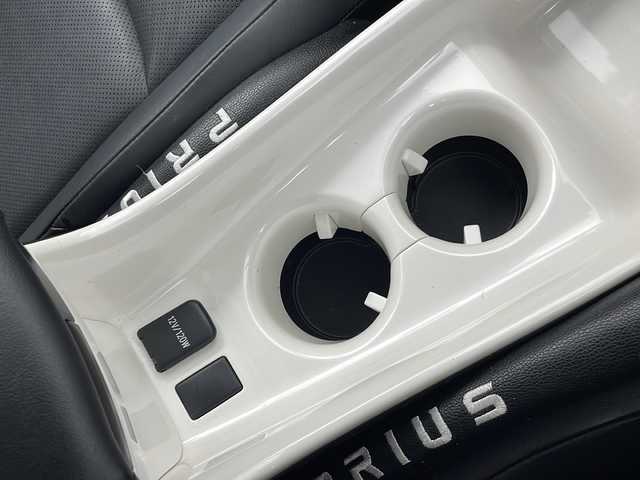 トヨタ プリウス A プレミアム 新潟県 2016(平28)年 3.3万km ホワイトパールクリスタルシャイン ディーラー純正9インチナビ/(DSZT-YC4T)/(CD.DVD.SD.フルセグ.Bluetooth)/バックカメラ/トヨタセーフティセンス/・プリクラッシュセーフティ/・レーダークルーズコントロール/・レーンキープアシスト/・オートマチックハイビーム/革巻きステアリング/ステアリングリモコン/LEDオートライト/フォグランプ/コーナーセンサー/ヘッドアップディスプレイ/パーキングアシスト/AC100V/プッシュスタート/スマートキー×2/サマータイヤAWセット車載