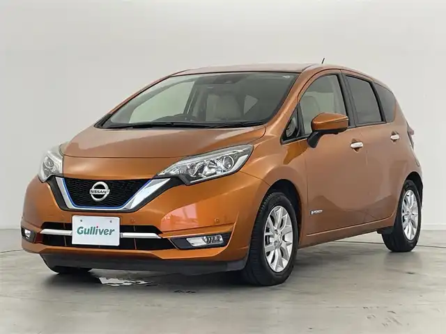 日産 ノート e－パワー メダリスト 群馬県 2017(平29)年 4万km プレミアムコロナオレンジ インテリジェントアラウンドビューモニター/インテリジェントルームミラー/プレミアムホワイトインテリアパッケージ/本革巻ステアリング（ブラウン）/プレミアムホワイトインテリア/シート地（合皮）/ドアトリムクロス（合皮）/＝＝＝＝＝＝＝/純正SDナビ【MM317D-W】/AM/FM/CD/DVD/BT/フルセグ/ETC/前方ドライブレコーダー/インテリジェントクルーズコントロール/インテリジェントエマージェンシーブレーキ/インテリジェントLI(車線逸脱防止支援システム)/LDW(車線逸脱警報)/踏み間違い防止アシスト/フロント&バックソナー/アイドリングストップ/スマートキー/プッシュスタート/LEDヘッドライト