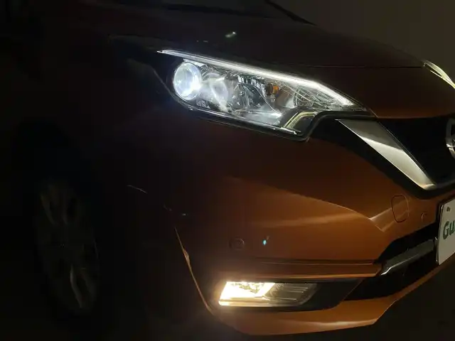 日産 ノート e－パワー メダリスト 群馬県 2017(平29)年 4万km プレミアムコロナオレンジ インテリジェントアラウンドビューモニター/インテリジェントルームミラー/プレミアムホワイトインテリアパッケージ/本革巻ステアリング（ブラウン）/プレミアムホワイトインテリア/シート地（合皮）/ドアトリムクロス（合皮）/＝＝＝＝＝＝＝/純正SDナビ【MM317D-W】/AM/FM/CD/DVD/BT/フルセグ/ETC/前方ドライブレコーダー/インテリジェントクルーズコントロール/インテリジェントエマージェンシーブレーキ/インテリジェントLI(車線逸脱防止支援システム)/LDW(車線逸脱警報)/踏み間違い防止アシスト/フロント&バックソナー/アイドリングストップ/スマートキー/プッシュスタート/LEDヘッドライト