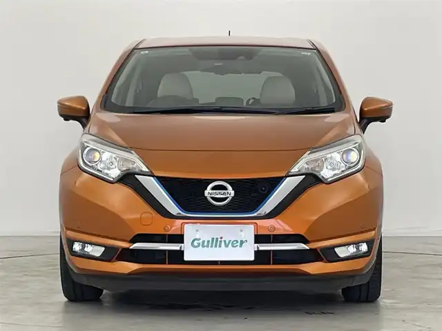 日産 ノート e－パワー メダリスト 群馬県 2017(平29)年 4万km プレミアムコロナオレンジ インテリジェントアラウンドビューモニター/インテリジェントルームミラー/プレミアムホワイトインテリアパッケージ/本革巻ステアリング（ブラウン）/プレミアムホワイトインテリア/シート地（合皮）/ドアトリムクロス（合皮）/＝＝＝＝＝＝＝/純正SDナビ【MM317D-W】/AM/FM/CD/DVD/BT/フルセグ/ETC/前方ドライブレコーダー/インテリジェントクルーズコントロール/インテリジェントエマージェンシーブレーキ/インテリジェントLI(車線逸脱防止支援システム)/LDW(車線逸脱警報)/踏み間違い防止アシスト/フロント&バックソナー/アイドリングストップ/スマートキー/プッシュスタート/LEDヘッドライト