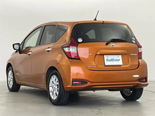 日産 ノート e－パワー メダリスト 群馬県 2017(平29)年 4万km プレミアムコロナオレンジ インテリジェントアラウンドビューモニター/インテリジェントルームミラー/プレミアムホワイトインテリアパッケージ/本革巻ステアリング（ブラウン）/プレミアムホワイトインテリア/シート地（合皮）/ドアトリムクロス（合皮）/＝＝＝＝＝＝＝/純正SDナビ【MM317D-W】/AM/FM/CD/DVD/BT/フルセグ/ETC/前方ドライブレコーダー/インテリジェントクルーズコントロール/インテリジェントエマージェンシーブレーキ/インテリジェントLI(車線逸脱防止支援システム)/LDW(車線逸脱警報)/踏み間違い防止アシスト/フロント&バックソナー/アイドリングストップ/スマートキー/プッシュスタート/LEDヘッドライト