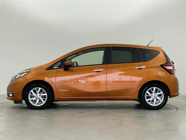 日産 ノート e－パワー メダリスト 群馬県 2017(平29)年 4万km プレミアムコロナオレンジ インテリジェントアラウンドビューモニター/インテリジェントルームミラー/プレミアムホワイトインテリアパッケージ/本革巻ステアリング（ブラウン）/プレミアムホワイトインテリア/シート地（合皮）/ドアトリムクロス（合皮）/＝＝＝＝＝＝＝/純正SDナビ【MM317D-W】/AM/FM/CD/DVD/BT/フルセグ/ETC/前方ドライブレコーダー/インテリジェントクルーズコントロール/インテリジェントエマージェンシーブレーキ/インテリジェントLI(車線逸脱防止支援システム)/LDW(車線逸脱警報)/踏み間違い防止アシスト/フロント&バックソナー/アイドリングストップ/スマートキー/プッシュスタート/LEDヘッドライト