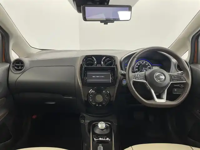日産 ノート e－パワー メダリスト 群馬県 2017(平29)年 4万km プレミアムコロナオレンジ インテリジェントアラウンドビューモニター/インテリジェントルームミラー/プレミアムホワイトインテリアパッケージ/本革巻ステアリング（ブラウン）/プレミアムホワイトインテリア/シート地（合皮）/ドアトリムクロス（合皮）/＝＝＝＝＝＝＝/純正SDナビ【MM317D-W】/AM/FM/CD/DVD/BT/フルセグ/ETC/前方ドライブレコーダー/インテリジェントクルーズコントロール/インテリジェントエマージェンシーブレーキ/インテリジェントLI(車線逸脱防止支援システム)/LDW(車線逸脱警報)/踏み間違い防止アシスト/フロント&バックソナー/アイドリングストップ/スマートキー/プッシュスタート/LEDヘッドライト