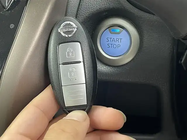 日産 ノート e－パワー メダリスト 群馬県 2017(平29)年 4万km プレミアムコロナオレンジ インテリジェントアラウンドビューモニター/インテリジェントルームミラー/プレミアムホワイトインテリアパッケージ/本革巻ステアリング（ブラウン）/プレミアムホワイトインテリア/シート地（合皮）/ドアトリムクロス（合皮）/＝＝＝＝＝＝＝/純正SDナビ【MM317D-W】/AM/FM/CD/DVD/BT/フルセグ/ETC/前方ドライブレコーダー/インテリジェントクルーズコントロール/インテリジェントエマージェンシーブレーキ/インテリジェントLI(車線逸脱防止支援システム)/LDW(車線逸脱警報)/踏み間違い防止アシスト/フロント&バックソナー/アイドリングストップ/スマートキー/プッシュスタート/LEDヘッドライト
