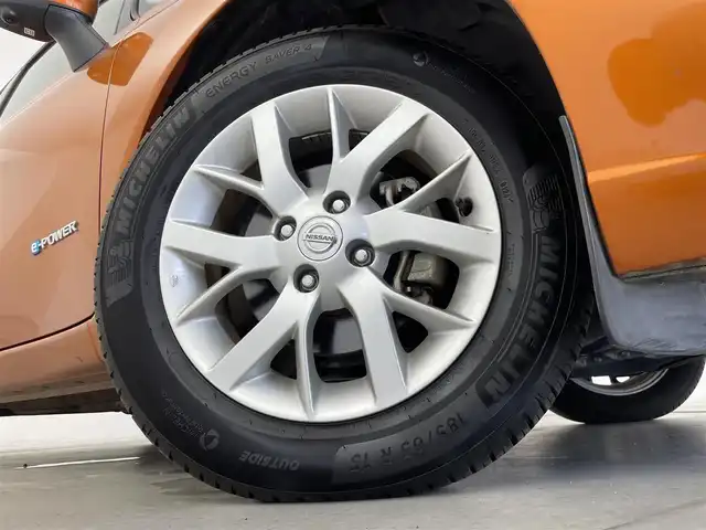 日産 ノート e－パワー メダリスト 群馬県 2017(平29)年 4万km プレミアムコロナオレンジ インテリジェントアラウンドビューモニター/インテリジェントルームミラー/プレミアムホワイトインテリアパッケージ/本革巻ステアリング（ブラウン）/プレミアムホワイトインテリア/シート地（合皮）/ドアトリムクロス（合皮）/＝＝＝＝＝＝＝/純正SDナビ【MM317D-W】/AM/FM/CD/DVD/BT/フルセグ/ETC/前方ドライブレコーダー/インテリジェントクルーズコントロール/インテリジェントエマージェンシーブレーキ/インテリジェントLI(車線逸脱防止支援システム)/LDW(車線逸脱警報)/踏み間違い防止アシスト/フロント&バックソナー/アイドリングストップ/スマートキー/プッシュスタート/LEDヘッドライト