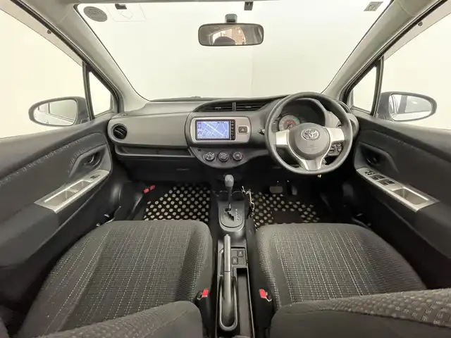 トヨタ ヴィッツ F 道央・札幌 2014(平26)年 6.6万km シルバーM ・４WD/・寒冷地仕様/・純正ナビ/　CD/SD/USB/ワンセグ/・ETC/・フロントデアイサー/・横滑り防止/・ライトレベライザー/・フロアマット/・キーレスエントリー/・スペアキー×１