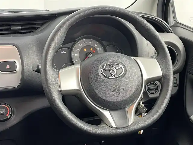 トヨタ ヴィッツ F 道央・札幌 2014(平26)年 6.6万km シルバーM ・４WD/・寒冷地仕様/・純正ナビ/　CD/SD/USB/ワンセグ/・ETC/・フロントデアイサー/・横滑り防止/・ライトレベライザー/・フロアマット/・キーレスエントリー/・スペアキー×１