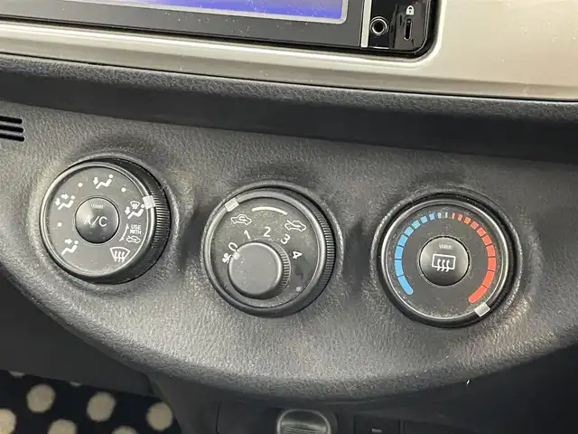 トヨタ ヴィッツ F 道央・札幌 2014(平26)年 6.6万km シルバーM ・４WD/・寒冷地仕様/・純正ナビ/　CD/SD/USB/ワンセグ/・ETC/・フロントデアイサー/・横滑り防止/・ライトレベライザー/・フロアマット/・キーレスエントリー/・スペアキー×１