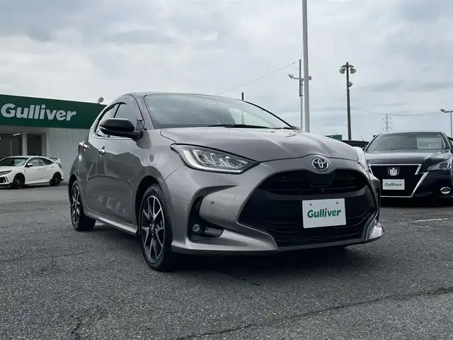 トヨタ ヤリス ハイブリッド Z 千葉県 2020(令2)年 4.6万km ブラック/アバンギャルドブロンズメタリック トヨタセーフティーセンス/・プリクラッシュセーフティー/・レーンディパーチャーアラート/・リヤクロストラフィックアラート/・パーキングサポートブレーキ/・ロードサインアシスト/・ブラインドスポットモニター/・アダプティブクルーズコントロール/純正ディスプレイオーディオ/・ナビ/Bluetooth/パノラミックビューカメラ/ハーフレザーシート/前席シートヒーター/パーキングアシスト/スマートキー/コーナーセンサー/ヘッドアップディスプレイ/純正LEDヘッドライト/フォグランプ/純正16インチアルミホイール/ETC/本革巻ステアリング/ドアバイザー/ヘッドライトレベライザー/サイド＆カーテンエアバッグ/新車時保証書＆取扱説明書