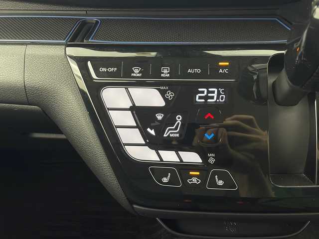 三菱 ｅＫクロス T 秋田県 2022(令4)年 2万km サファイアブルーメタリック 4WD/マイパイロット/純正ディーラーOPナビ/　（CD/DVD/Bluetooth/TV）/全方位カメラ/バックカメラ/デジタルインナーミラー/ステアリングスイッチ/革巻きハンドル/ETC/前席シートヒーター/電動格納ミラー/プッシュスタート/純正フロアマット/社外アルミホイール/クリアランスソナー/LEDヘッドライト/フォグランプ/オートライト/スマートキー