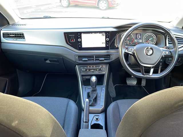 フォルクスワーゲン ポロ TSIコンフォートライン 宮崎県 2018(平30)年 4.4万km ディープブラックパールエフェクト 純正ＳＤナビ　(BT/CD/フルセグ/AM/FM)/バックカメラ/アイドリングストップ　/クルーズコントロール/純正フロアマット　/純正アルミホイール/オートライト　/ＥＴＣ2.0/ドアバイザー/横滑り防止/電動格納ミラー/MTモード付AT