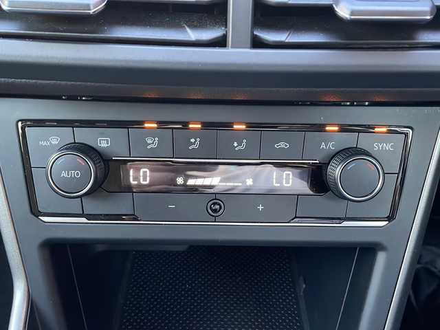 フォルクスワーゲン ポロ TSIコンフォートライン 宮崎県 2018(平30)年 4.4万km ディープブラックパールエフェクト 純正ＳＤナビ　(BT/CD/フルセグ/AM/FM)/バックカメラ/アイドリングストップ　/クルーズコントロール/純正フロアマット　/純正アルミホイール/オートライト　/ＥＴＣ2.0/ドアバイザー/横滑り防止/電動格納ミラー/MTモード付AT