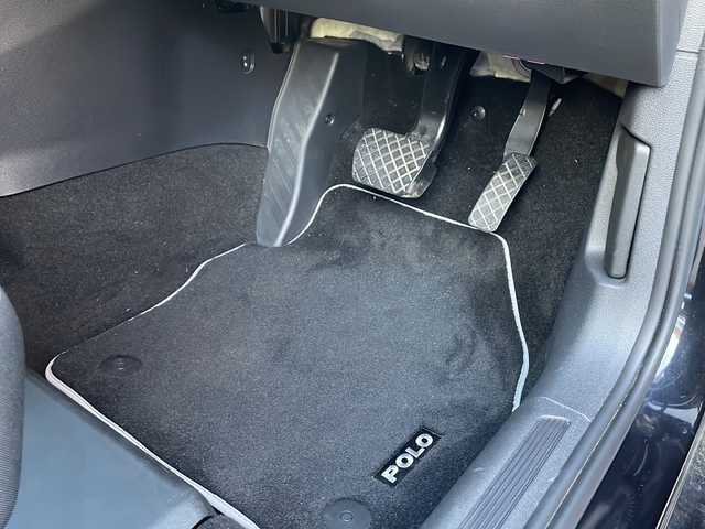 フォルクスワーゲン ポロ TSIコンフォートライン 宮崎県 2018(平30)年 4.4万km ディープブラックパールエフェクト 純正ＳＤナビ　(BT/CD/フルセグ/AM/FM)/バックカメラ/アイドリングストップ　/クルーズコントロール/純正フロアマット　/純正アルミホイール/オートライト　/ＥＴＣ2.0/ドアバイザー/横滑り防止/電動格納ミラー/MTモード付AT