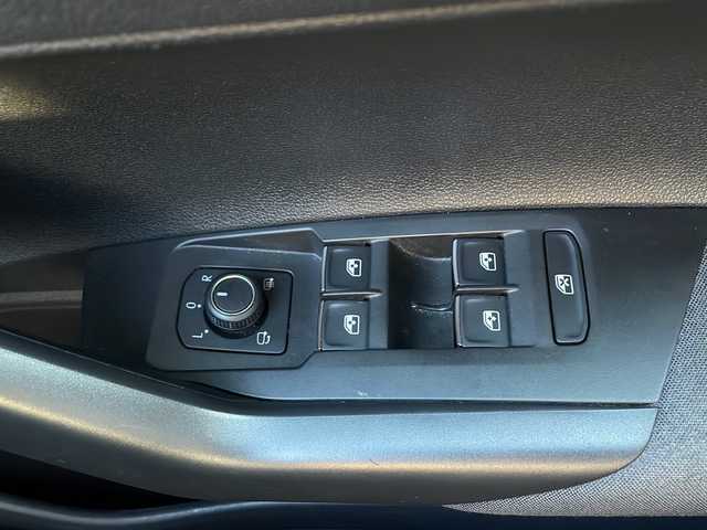 フォルクスワーゲン ポロ TSIコンフォートライン 宮崎県 2018(平30)年 4.4万km ディープブラックパールエフェクト 純正ＳＤナビ　(BT/CD/フルセグ/AM/FM)/バックカメラ/アイドリングストップ　/クルーズコントロール/純正フロアマット　/純正アルミホイール/オートライト　/ＥＴＣ2.0/ドアバイザー/横滑り防止/電動格納ミラー/MTモード付AT