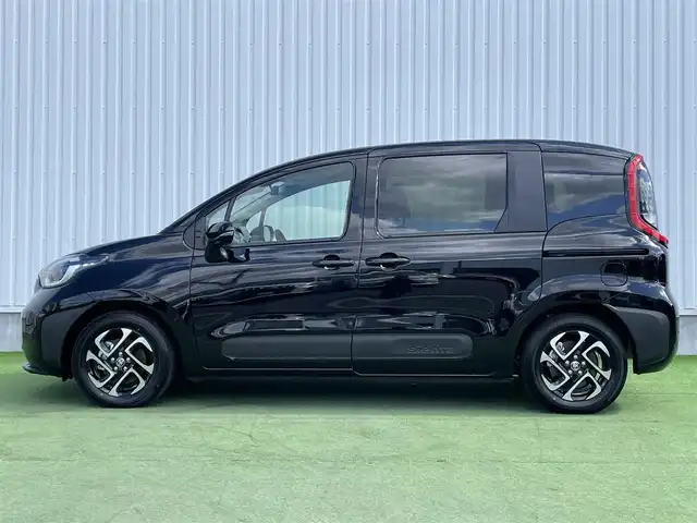 トヨタ シエンタ ハイブリッド Z 香川県 2024(令6)年 0.5万km ブラック トヨタセーフティセンス/→プリクラッシュセーフティ/→レーンディパーチャーアラート/→レーダークルーズコントロール/→アダプティブハイビームアシスト/→ロードサインアシスト/→ドライバー異常時対応システム/→プロアクティブドライビングアシスト/→発信遅れ告知機能/純正10.5型インチディスプレイオーディオ/【フルセグＴＶ/AM/FM//Bluetooth】/パノラミックビューモニター/バックカメラ/シートヒーター/革巻きステアリング/ステアリングヒーター/両側パワースライドドア/リアロールサンシェード/LEDライト/純正15インチアルミホイール/ETC2.0/スマートキー/プッシュスタート