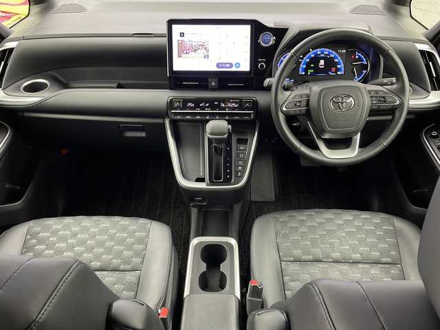 トヨタ ヴォクシー ハイブリッド S－Z 大阪府 2022(令4)年 1.6万km スパークリングブラックパールクリスタルシャイン 純正10.5インチディスプレイオーディオナビ/【フルセグTV/Bluetooth/HDMI/FM/AM】/快適利便パッケージ(High)/・両側ハンズフリーパワースライドドア/・後席シートヒーター/・後席オットマン/・パワーバックドア/・nanoe/プロジェクター式三眼LEDヘッドライト/ユニバーサルステップ/100V電源/バックカメラ/トヨタセーフティセンス/・プリクラッシュセーフティー/・オートマチックハイビーム/・レーントレーシングアシスト/・レーンディパーチャーアラート/・レーダークルーズコントロール/・パーキングサポートブレーキ/・ロードサインアシスト/・後退速度抑制/前後コーナーセンサー/ハーフレザーシート/前後シートヒーター/ステアリングヒーター/後席サンシェード/オートリトラミラー/オートホールド/純正17インチAW/ビルトインETC2.0/WAC/スマートキー/プッシュスタート