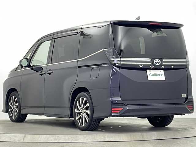 トヨタ ヴォクシー ハイブリッド S－Z 大阪府 2022(令4)年 1.6万km スパークリングブラックパールクリスタルシャイン 純正10.5インチディスプレイオーディオナビ/【フルセグTV/Bluetooth/HDMI/FM/AM】/快適利便パッケージ(High)/・両側ハンズフリーパワースライドドア/・後席シートヒーター/・後席オットマン/・パワーバックドア/・nanoe/プロジェクター式三眼LEDヘッドライト/ユニバーサルステップ/100V電源/バックカメラ/トヨタセーフティセンス/・プリクラッシュセーフティー/・オートマチックハイビーム/・レーントレーシングアシスト/・レーンディパーチャーアラート/・レーダークルーズコントロール/・パーキングサポートブレーキ/・ロードサインアシスト/・後退速度抑制/前後コーナーセンサー/ハーフレザーシート/前後シートヒーター/ステアリングヒーター/後席サンシェード/オートリトラミラー/オートホールド/純正17インチAW/ビルトインETC2.0/WAC/スマートキー/プッシュスタート