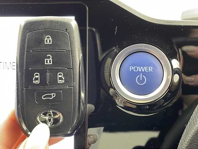 トヨタ ヴォクシー ハイブリッド S－Z 大阪府 2022(令4)年 1.6万km スパークリングブラックパールクリスタルシャイン 純正10.5インチディスプレイオーディオナビ/【フルセグTV/Bluetooth/HDMI/FM/AM】/快適利便パッケージ(High)/・両側ハンズフリーパワースライドドア/・後席シートヒーター/・後席オットマン/・パワーバックドア/・nanoe/プロジェクター式三眼LEDヘッドライト/ユニバーサルステップ/100V電源/バックカメラ/トヨタセーフティセンス/・プリクラッシュセーフティー/・オートマチックハイビーム/・レーントレーシングアシスト/・レーンディパーチャーアラート/・レーダークルーズコントロール/・パーキングサポートブレーキ/・ロードサインアシスト/・後退速度抑制/前後コーナーセンサー/ハーフレザーシート/前後シートヒーター/ステアリングヒーター/後席サンシェード/オートリトラミラー/オートホールド/純正17インチAW/ビルトインETC2.0/WAC/スマートキー/プッシュスタート