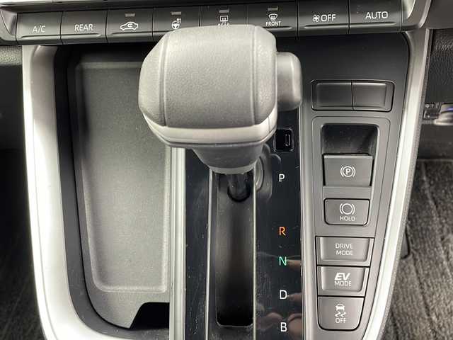 トヨタ ヴォクシー ハイブリッド S－Z 大阪府 2022(令4)年 1.6万km スパークリングブラックパールクリスタルシャイン 純正10.5インチディスプレイオーディオナビ/【フルセグTV/Bluetooth/HDMI/FM/AM】/快適利便パッケージ(High)/・両側ハンズフリーパワースライドドア/・後席シートヒーター/・後席オットマン/・パワーバックドア/・nanoe/プロジェクター式三眼LEDヘッドライト/ユニバーサルステップ/100V電源/バックカメラ/トヨタセーフティセンス/・プリクラッシュセーフティー/・オートマチックハイビーム/・レーントレーシングアシスト/・レーンディパーチャーアラート/・レーダークルーズコントロール/・パーキングサポートブレーキ/・ロードサインアシスト/・後退速度抑制/前後コーナーセンサー/ハーフレザーシート/前後シートヒーター/ステアリングヒーター/後席サンシェード/オートリトラミラー/オートホールド/純正17インチAW/ビルトインETC2.0/WAC/スマートキー/プッシュスタート