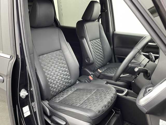 トヨタ ヴォクシー ハイブリッド S－Z 大阪府 2022(令4)年 1.6万km スパークリングブラックパールクリスタルシャイン 純正10.5インチディスプレイオーディオナビ/【フルセグTV/Bluetooth/HDMI/FM/AM】/快適利便パッケージ(High)/・両側ハンズフリーパワースライドドア/・後席シートヒーター/・後席オットマン/・パワーバックドア/・nanoe/プロジェクター式三眼LEDヘッドライト/ユニバーサルステップ/100V電源/バックカメラ/トヨタセーフティセンス/・プリクラッシュセーフティー/・オートマチックハイビーム/・レーントレーシングアシスト/・レーンディパーチャーアラート/・レーダークルーズコントロール/・パーキングサポートブレーキ/・ロードサインアシスト/・後退速度抑制/前後コーナーセンサー/ハーフレザーシート/前後シートヒーター/ステアリングヒーター/後席サンシェード/オートリトラミラー/オートホールド/純正17インチAW/ビルトインETC2.0/WAC/スマートキー/プッシュスタート