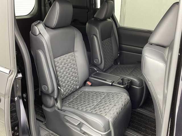 トヨタ ヴォクシー ハイブリッド S－Z 大阪府 2022(令4)年 1.6万km スパークリングブラックパールクリスタルシャイン 純正10.5インチディスプレイオーディオナビ/【フルセグTV/Bluetooth/HDMI/FM/AM】/快適利便パッケージ(High)/・両側ハンズフリーパワースライドドア/・後席シートヒーター/・後席オットマン/・パワーバックドア/・nanoe/プロジェクター式三眼LEDヘッドライト/ユニバーサルステップ/100V電源/バックカメラ/トヨタセーフティセンス/・プリクラッシュセーフティー/・オートマチックハイビーム/・レーントレーシングアシスト/・レーンディパーチャーアラート/・レーダークルーズコントロール/・パーキングサポートブレーキ/・ロードサインアシスト/・後退速度抑制/前後コーナーセンサー/ハーフレザーシート/前後シートヒーター/ステアリングヒーター/後席サンシェード/オートリトラミラー/オートホールド/純正17インチAW/ビルトインETC2.0/WAC/スマートキー/プッシュスタート