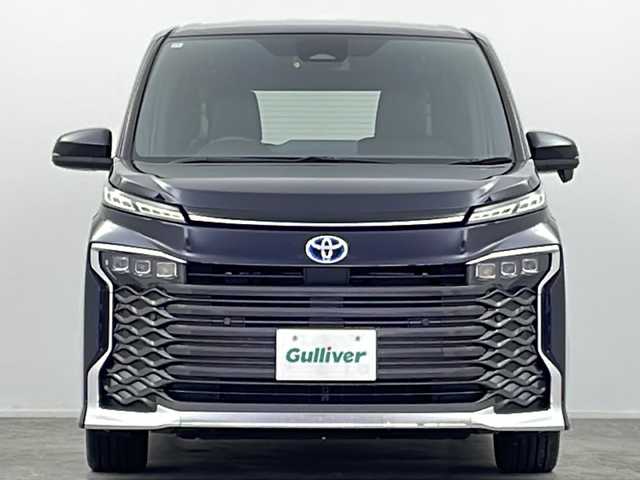 トヨタ ヴォクシー ハイブリッド S－Z 大阪府 2022(令4)年 1.6万km スパークリングブラックパールクリスタルシャイン 純正10.5インチディスプレイオーディオナビ/【フルセグTV/Bluetooth/HDMI/FM/AM】/快適利便パッケージ(High)/・両側ハンズフリーパワースライドドア/・後席シートヒーター/・後席オットマン/・パワーバックドア/・nanoe/プロジェクター式三眼LEDヘッドライト/ユニバーサルステップ/100V電源/バックカメラ/トヨタセーフティセンス/・プリクラッシュセーフティー/・オートマチックハイビーム/・レーントレーシングアシスト/・レーンディパーチャーアラート/・レーダークルーズコントロール/・パーキングサポートブレーキ/・ロードサインアシスト/・後退速度抑制/前後コーナーセンサー/ハーフレザーシート/前後シートヒーター/ステアリングヒーター/後席サンシェード/オートリトラミラー/オートホールド/純正17インチAW/ビルトインETC2.0/WAC/スマートキー/プッシュスタート