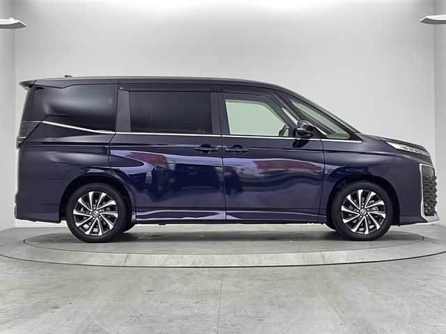 トヨタ ヴォクシー ハイブリッド S－Z 大阪府 2022(令4)年 1.6万km スパークリングブラックパールクリスタルシャイン 純正10.5インチディスプレイオーディオナビ/【フルセグTV/Bluetooth/HDMI/FM/AM】/快適利便パッケージ(High)/・両側ハンズフリーパワースライドドア/・後席シートヒーター/・後席オットマン/・パワーバックドア/・nanoe/プロジェクター式三眼LEDヘッドライト/ユニバーサルステップ/100V電源/バックカメラ/トヨタセーフティセンス/・プリクラッシュセーフティー/・オートマチックハイビーム/・レーントレーシングアシスト/・レーンディパーチャーアラート/・レーダークルーズコントロール/・パーキングサポートブレーキ/・ロードサインアシスト/・後退速度抑制/前後コーナーセンサー/ハーフレザーシート/前後シートヒーター/ステアリングヒーター/後席サンシェード/オートリトラミラー/オートホールド/純正17インチAW/ビルトインETC2.0/WAC/スマートキー/プッシュスタート