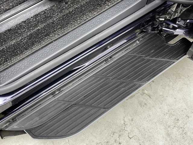 トヨタ ヴォクシー ハイブリッド S－Z 大阪府 2022(令4)年 1.6万km スパークリングブラックパールクリスタルシャイン 純正10.5インチディスプレイオーディオナビ/【フルセグTV/Bluetooth/HDMI/FM/AM】/快適利便パッケージ(High)/・両側ハンズフリーパワースライドドア/・後席シートヒーター/・後席オットマン/・パワーバックドア/・nanoe/プロジェクター式三眼LEDヘッドライト/ユニバーサルステップ/100V電源/バックカメラ/トヨタセーフティセンス/・プリクラッシュセーフティー/・オートマチックハイビーム/・レーントレーシングアシスト/・レーンディパーチャーアラート/・レーダークルーズコントロール/・パーキングサポートブレーキ/・ロードサインアシスト/・後退速度抑制/前後コーナーセンサー/ハーフレザーシート/前後シートヒーター/ステアリングヒーター/後席サンシェード/オートリトラミラー/オートホールド/純正17インチAW/ビルトインETC2.0/WAC/スマートキー/プッシュスタート