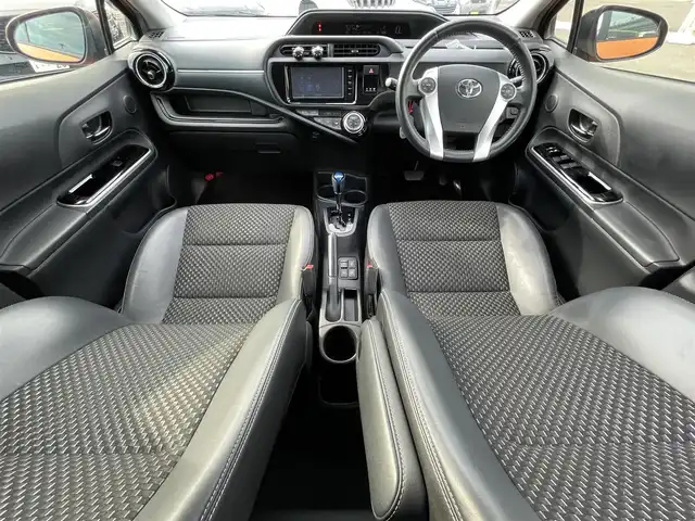 トヨタ アクア X－URBAN 大分県 2015(平27)年 7.5万km オレンジパールクリスタルシャイン 純正ＳＤナビ（NSZT-W64）/バックカメラ/ＤＴＶ/ＢＴ/ＣＤ／ＤＶＤ/純正１６インチＡＷ/シートヒーター/スマートキー/プッシュスタート/ナノイー/純正ＬＥＤヘッドライト/ステアリングスイッチ/ハーフレザー/純正フロアマット/純正サイドバイザー/ルーフレール
