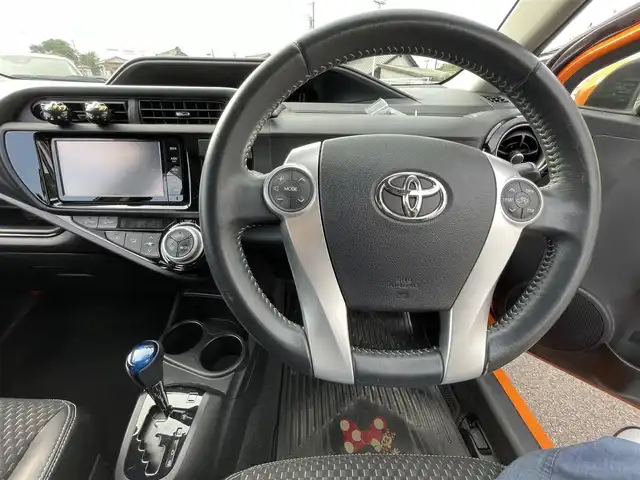 トヨタ アクア X－URBAN 大分県 2015(平27)年 7.5万km オレンジパールクリスタルシャイン 純正ＳＤナビ（NSZT-W64）/バックカメラ/ＤＴＶ/ＢＴ/ＣＤ／ＤＶＤ/純正１６インチＡＷ/シートヒーター/スマートキー/プッシュスタート/ナノイー/純正ＬＥＤヘッドライト/ステアリングスイッチ/ハーフレザー/純正フロアマット/純正サイドバイザー/ルーフレール