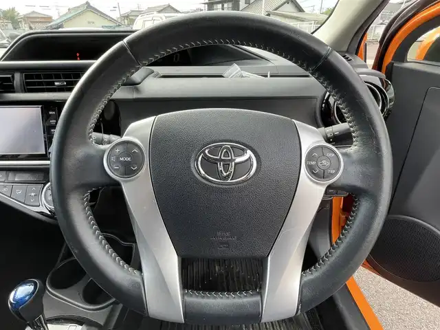 トヨタ アクア X－URBAN 大分県 2015(平27)年 7.5万km オレンジパールクリスタルシャイン 純正ＳＤナビ（NSZT-W64）/バックカメラ/ＤＴＶ/ＢＴ/ＣＤ／ＤＶＤ/純正１６インチＡＷ/シートヒーター/スマートキー/プッシュスタート/ナノイー/純正ＬＥＤヘッドライト/ステアリングスイッチ/ハーフレザー/純正フロアマット/純正サイドバイザー/ルーフレール