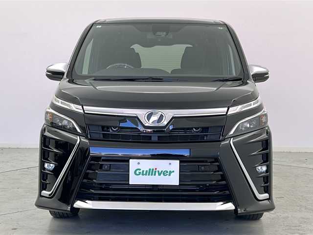 トヨタ ヴォクシー ZS 煌Ⅱ 宮城県 2019(平31)年 7.1万km ブラック Toyota Safety Sense /・プリクラッシュセーフティ/・レーンディパーチャーアラート/・オートマチックハイビーム/ALPINE製10インチフリップダウンモニター/【RSH10S-L】/クルーズコントロール/ALPINE製9インチナビ/・BT.CD.DVD.SD.USB.HDMI/バックカメラ/フルセグTV/両側パワースライドドア/ETC/プッシュスタート/スマートキー×２/ステアリングスイッチ/LEDヘッドライト/LEDフォグライト/純正フロアマット/純正16インチAW/純正ドアバイザー/ロールサンシェード/シートバックテーブル