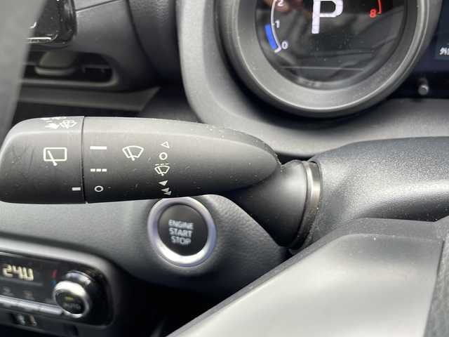 トヨタ ヤリス G 静岡県 2023(令5)年 1.6万km ブラック ディスプレイオーディオナビ/Bluetooth/バックカメラ/セーフティセンス/前車追従クルーズコントロール/オートハイビーム/レーンキープアシスト/オートエアコン/スマートキー/ETC/保証書/取説