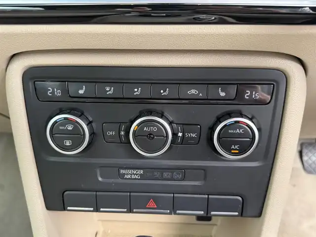 フォルクスワーゲン ザ・ビートル カブリオレ 長崎県 2014(平26)年 10.5万km 黒 登録時104120km/純正ナビ/・TV/・DVD/・Bluetooth/バックカメラ/D＋N席シートヒーター/オートヘッドライト/オープンカー/電動格納ミラー/MT付きAT